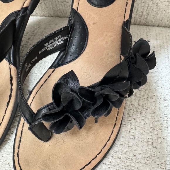 B.O.C. Sandals Women Size 7 M Black‎ Leather Floral Detail Cushion Slip On - Picture 5 of 8